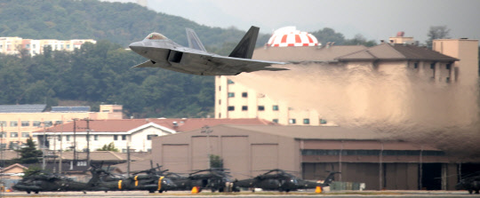 16일 경기 성남 서울공항에서 열린 '서울 ADEX 2017' 언론공개행사에서 미국의 스텔스 전투기인 F-22 랩터 스텔스 전투기가 공중기동을 위해 이륙하고 있다. 서울 국제 항공우주 및 방위산업 전시회인 '서울 ADEX 2017'은 17일 개막해 22일까지 계속된다.